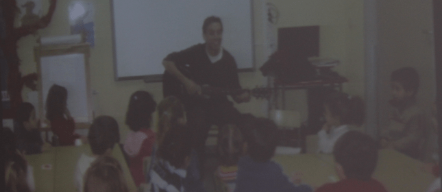 El bruno tocando la guitarra para enanos